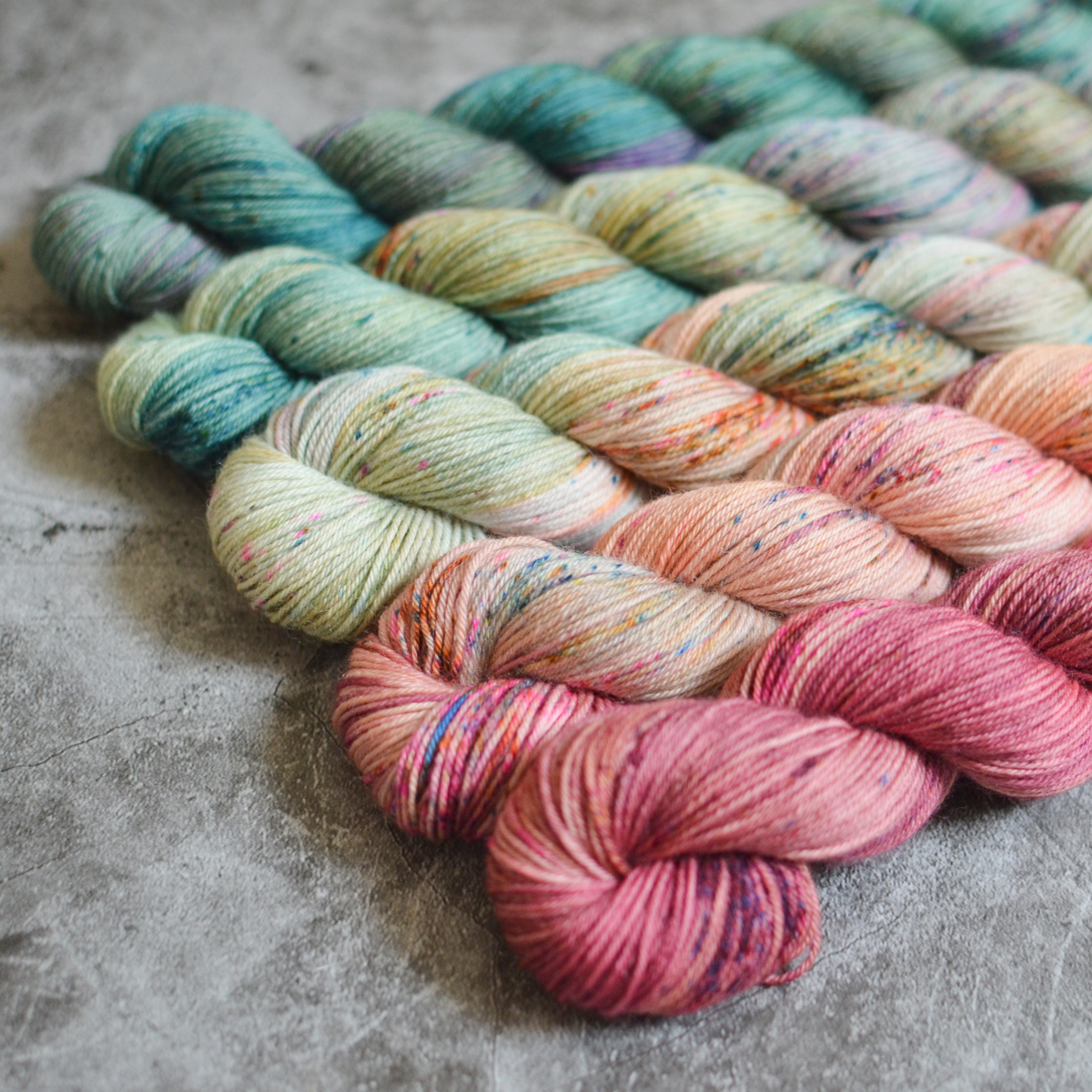 Fade set - Feathers and Roses - merino fingering 50 g