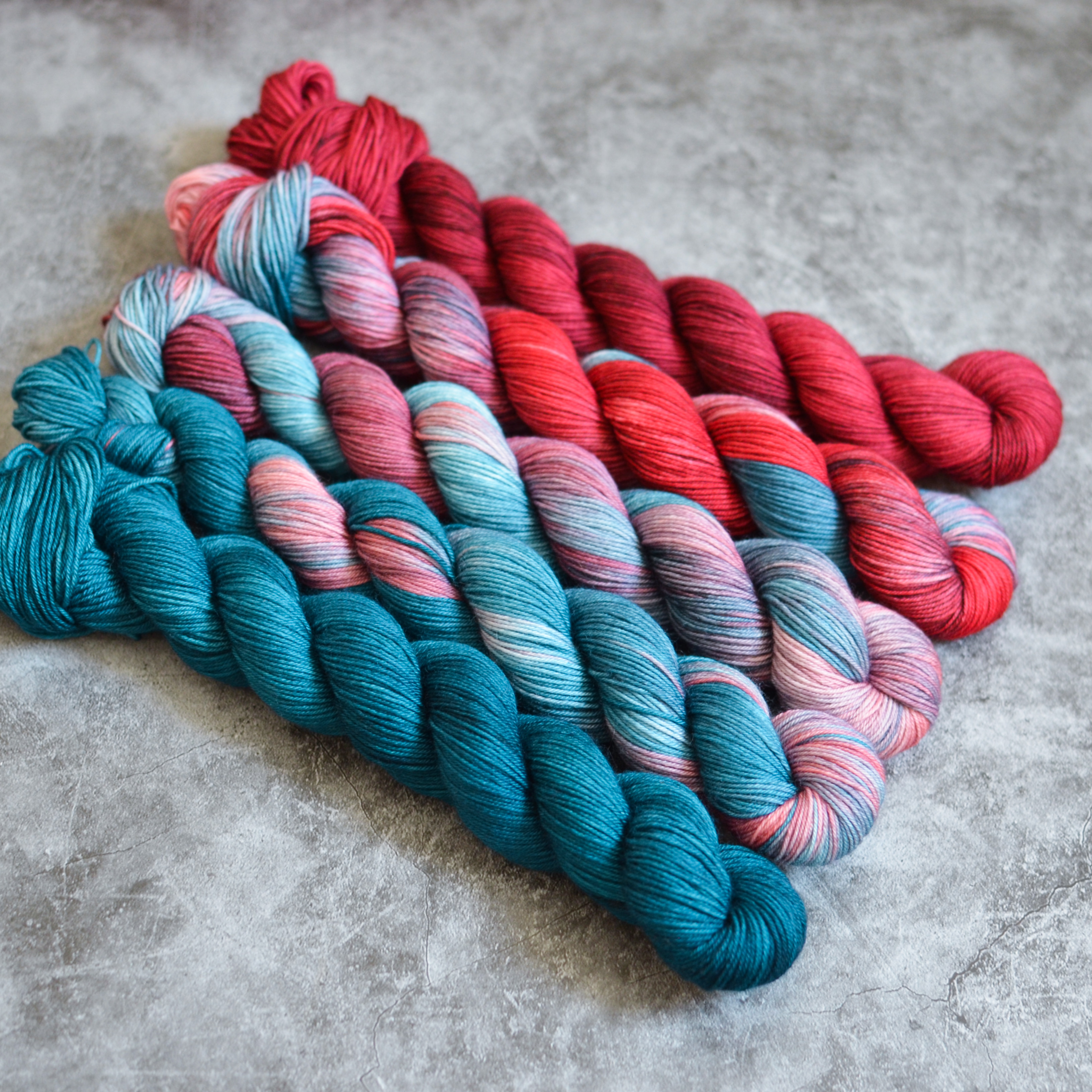Fade set - Feathers and Roses - merino fingering 50 g