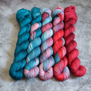 Fade set - Feathers and Roses - merino fingering 50 g